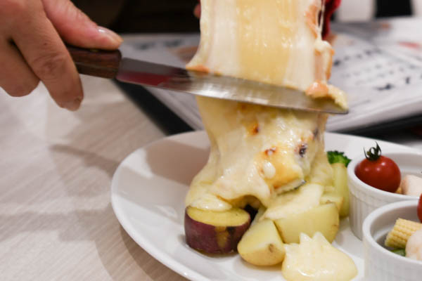 ラクレット Raclette スイスレストラン セントバーナード公式サイト 東京都調布市仙川